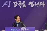 이재명 대통령이 10일 용산 대통령실에서 열린 AI 시대의 K-반도체 비전과 육성전략 보고회에서 참석자의 발언을 경청하고 있다.