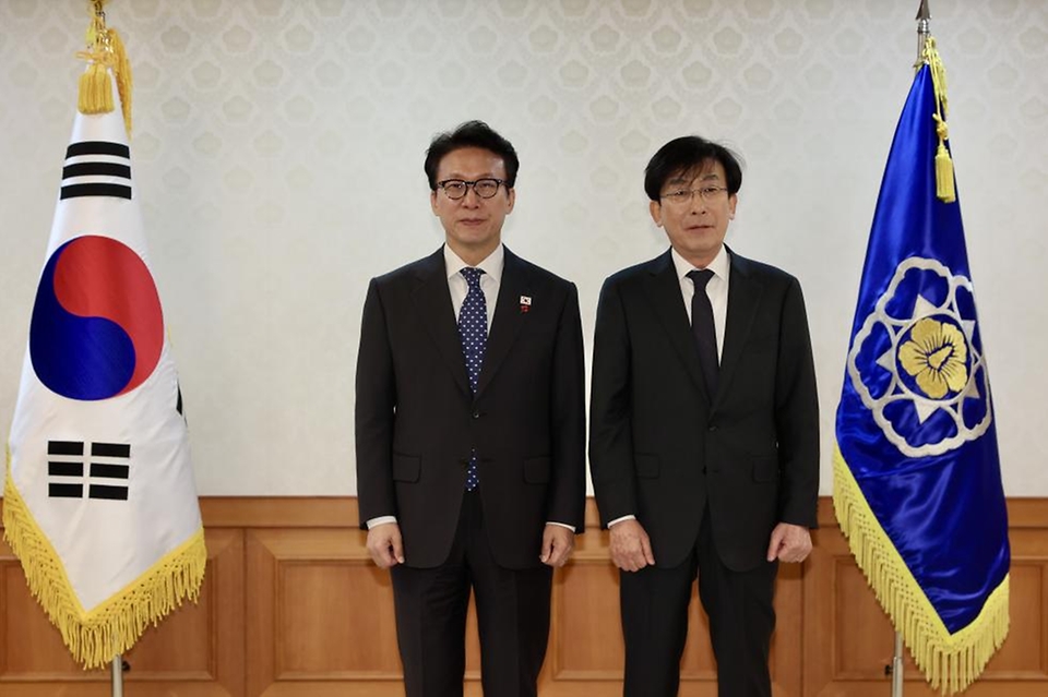 김민석 국무총리가 11일 세종대로 정부서울청사에서 의료혁신위원회 민간위원에게 위촉장을 수여하고 있다.