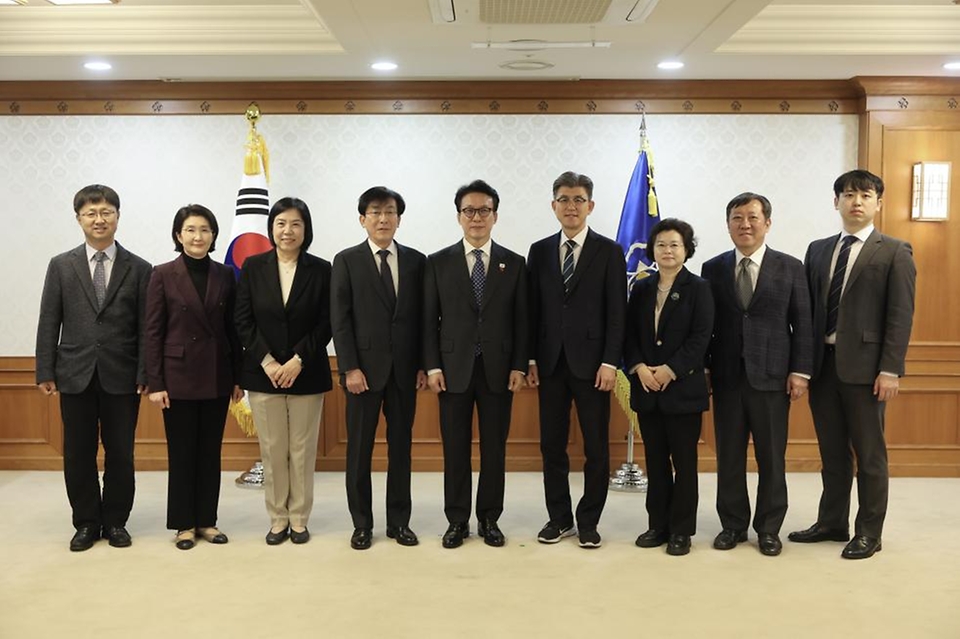 김민석 국무총리가 11일 세종대로 정부서울청사에서 의료혁신위원회 민간위원에게 위촉장을 수여하고 있다.