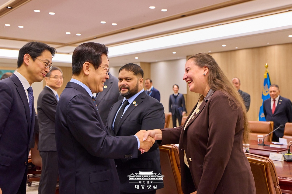 이재명 대통령이 10일 용산 대통령실에서 한-태평양도서국 외교장관회의 참석차 방한한 외교장관들과 인사하고 있다.