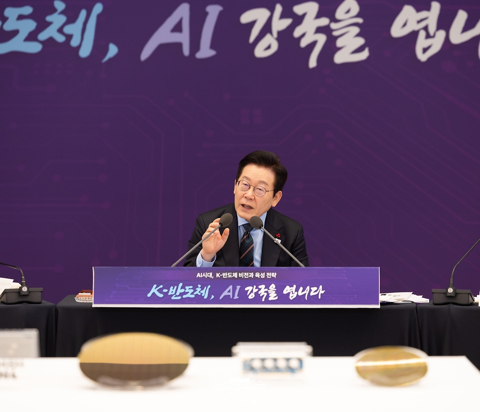 이재명 대통령이 10일 용산 대통령실에서 열린 AI 시대의 K-반도체 비전과 육성전략 보고회에서 발언하고 있다.