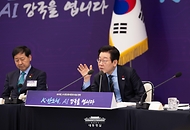 이재명 대통령이 10일 용산 대통령실에서 열린 AI 시대의 K-반도체 비전과 육성전략 보고회에서 발언하고 있다.