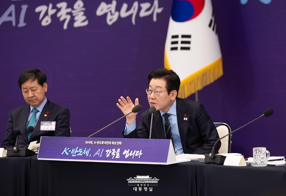 이재명 대통령이 10일 용산 대통령실에서 열린 AI 시대의 K-반도체 비전과 육성전략 보고회에서 발언하고 있다.