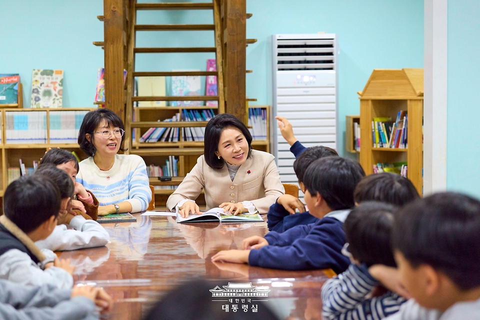 김혜경 여사가 11일 충북 청주시 쌍샘자연교회를 찾아 생태·문화·돌봄 공동체를 일군 현장을 살펴보고 어린이들과 소통하고 있다. 