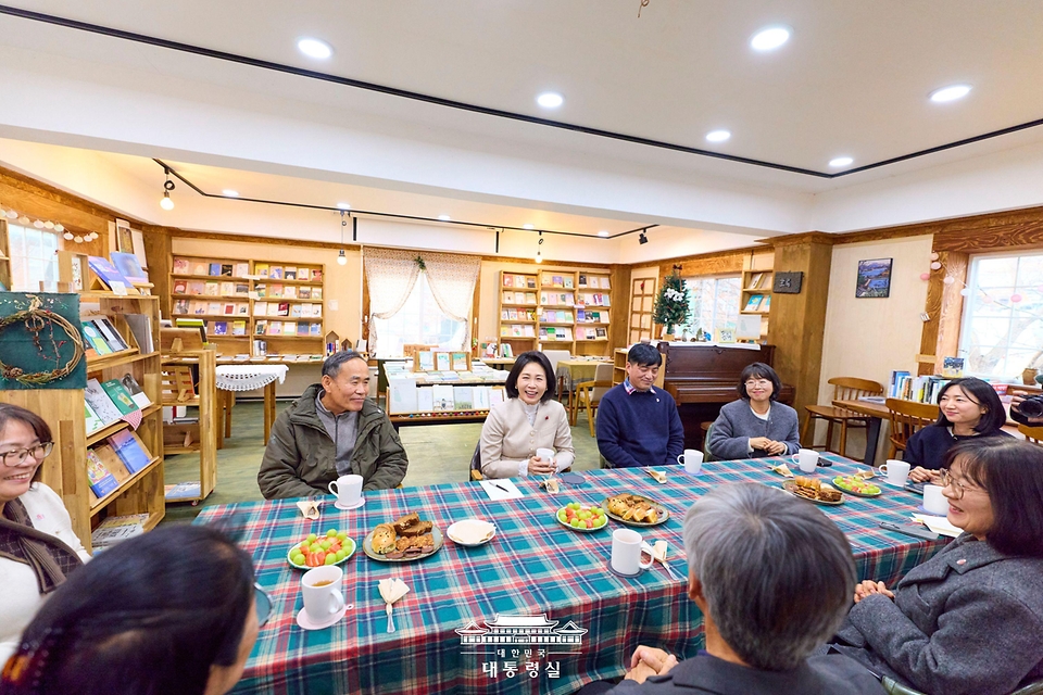 김혜경 여사가 11일 충북 청주시 쌍샘자연교회를 찾아 생태·문화·돌봄 공동체를 일군 현장을 살펴보고 주민들과 소통하고 있다. 