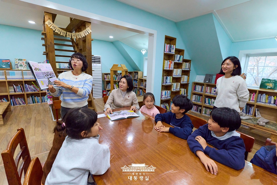 김혜경 여사가 11일 충북 청주시 쌍샘자연교회를 찾아 생태·문화·돌봄 공동체를 일군 현장을 살펴보고 어린이들과 소통하고 있다.