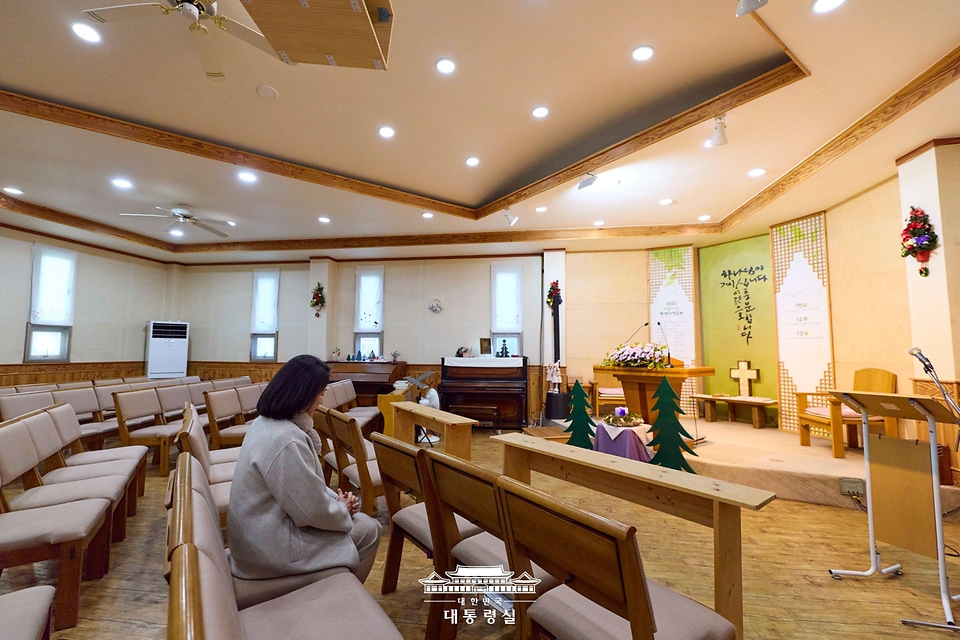 김혜경 여사가 11일 충북 청주시 쌍샘자연교회를 찾아 기도를 하고 있다.