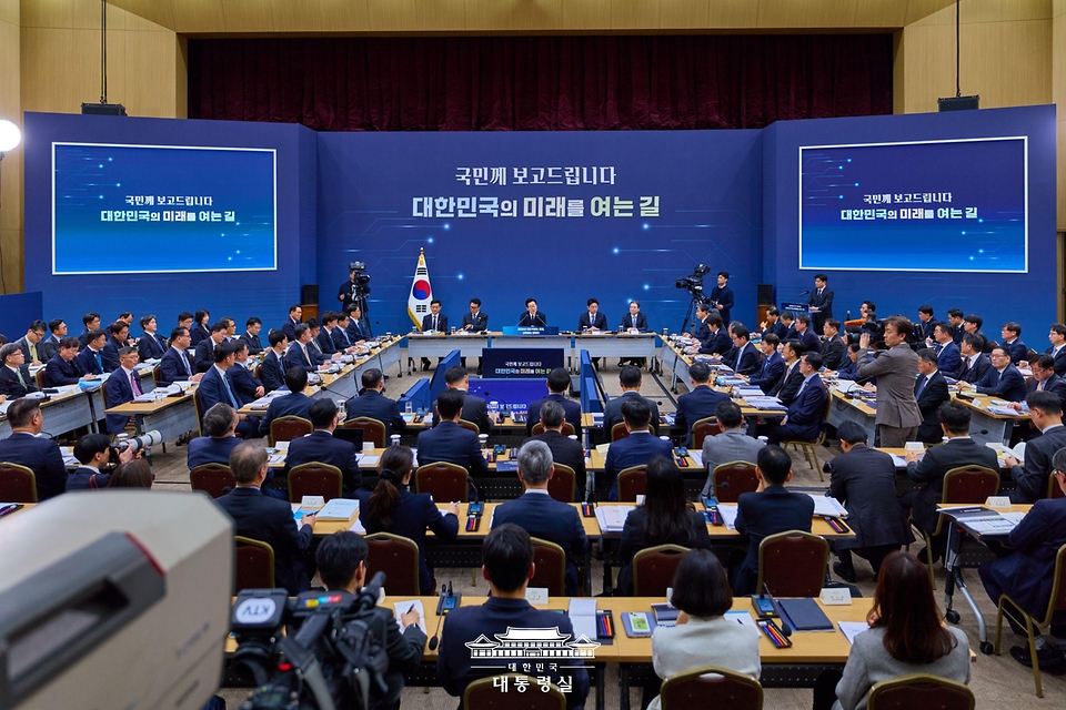 이재명 대통령이 11일 세종시 정부세종컨벤션센터에서 열린 '2026년 대도약하는 경제, 신뢰받는 데이터' 기획재정부(국세청·관세청·조달청)-국가데이터처 업무보고에서 발언하고 있다.
