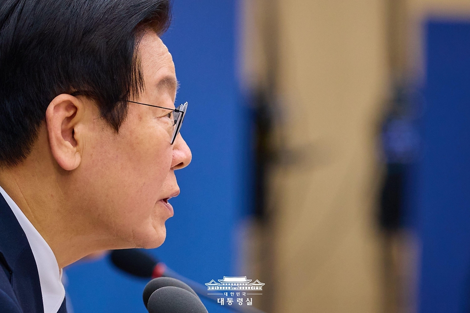 이재명 대통령이 11일 세종시 정부세종컨벤션센터에서 열린 '희망찬 농업·농촌, 모두가 행복하게 일하는 나라' 농림축산식품부(농촌진흥청·산림청)-고용노동부 업무보고에서 발언하고 있다. 