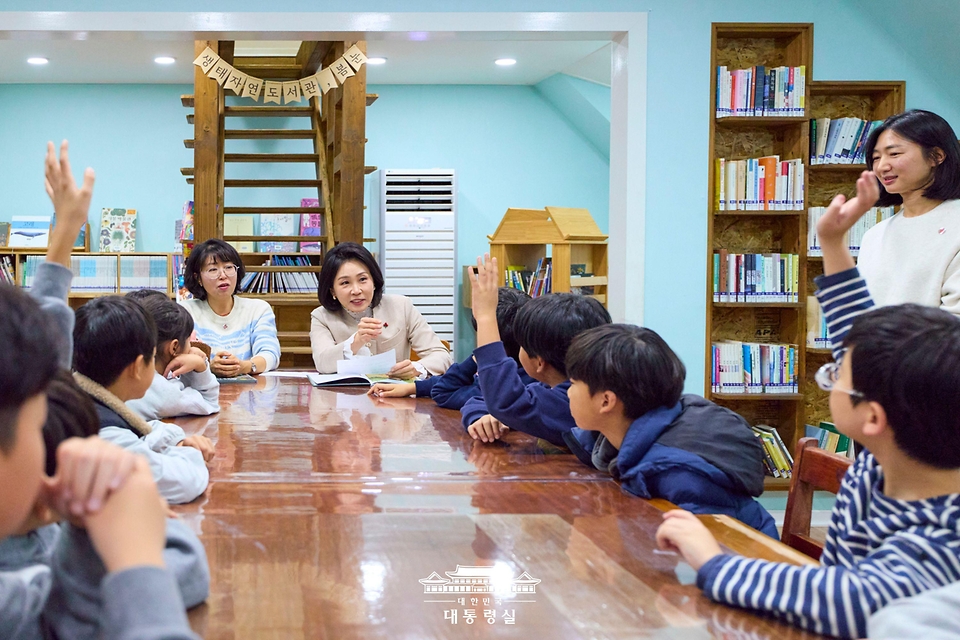 김혜경 여사가 11일 충북 청주시 쌍샘자연교회를 찾아 생태·문화·돌봄 공동체를 일군 현장을 살펴보고 어린이들과 소통하고 있다.