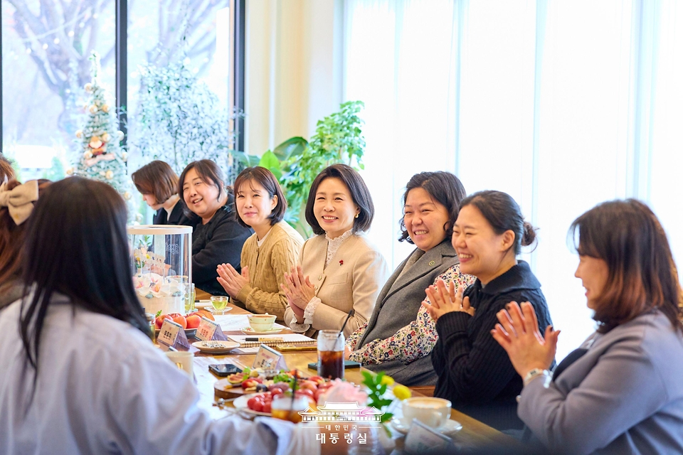 김혜경 여사가 지난 11일 충북 청주의 한 카페에서 ‘맘스캠프’ 회원들과 차담회를 갖고 육아와 여성 일자리 등 다양한 현안에 대해 소통하고 있다. 