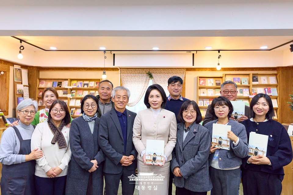 김혜경 여사가 11일 충북 청주시 쌍샘자연교회를 찾아 생태·문화·돌봄 공동체를 일군 현장을 살펴보고 기념촬영을 하고 있다. 