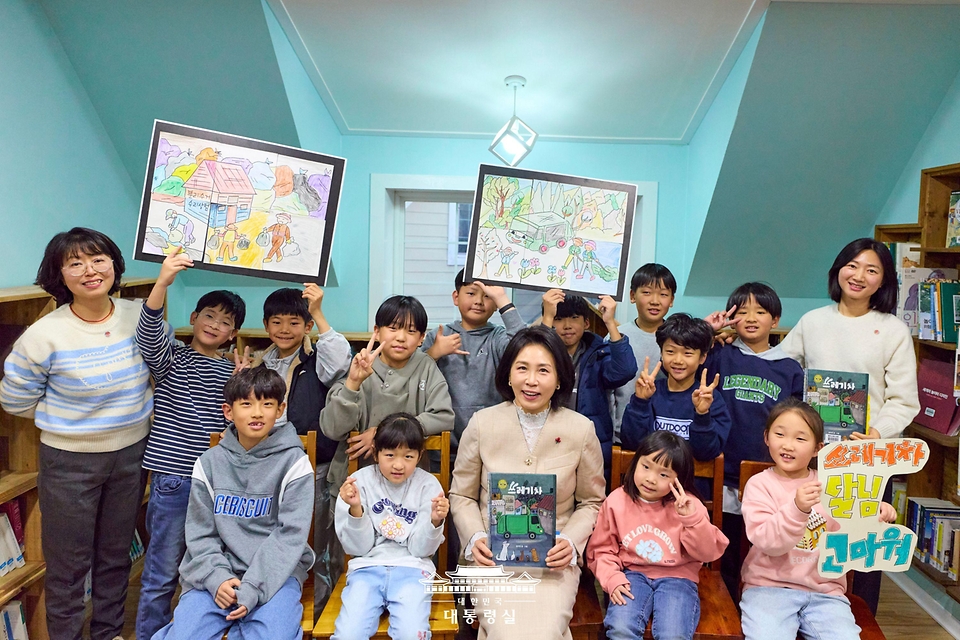 김혜경 여사가 11일 충북 청주시 쌍샘자연교회를 찾아 생태·문화·돌봄 공동체를 일군 현장을 살펴보고 어린이들과 기념촬영을 하고 있다.