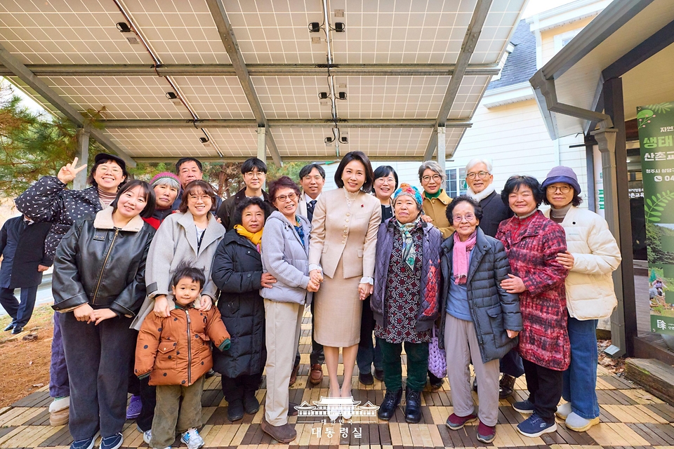 김혜경 여사가 11일 충북 청주시 쌍샘자연교회를 찾아 생태·문화·돌봄 공동체를 일군 현장을 살펴보고 기념촬영을 하고 있다.