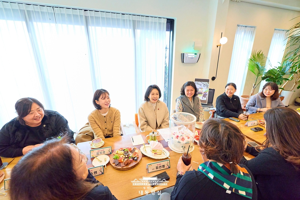 김혜경 여사가 지난 11일 충북 청주의 한 카페에서 ‘맘스캠프’ 회원들과 차담회를 갖고 육아와 여성 일자리 등 다양한 현안에 대해 소통하고 있다. 