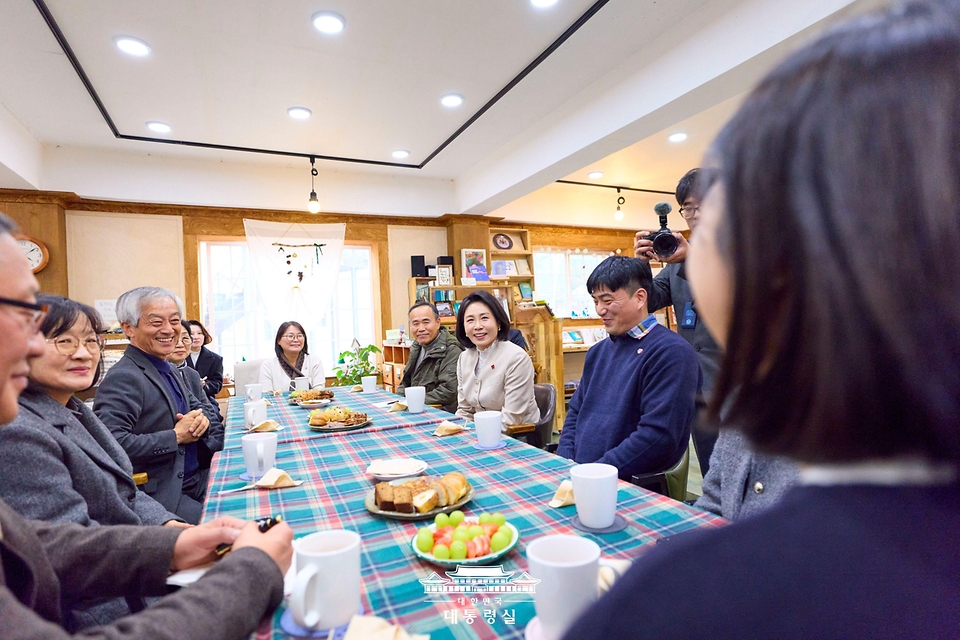 김혜경 여사가 11일 충북 청주시 쌍샘자연교회를 찾아 생태·문화·돌봄 공동체를 일군 현장을 살펴보고 주민들과 소통하고 있다.