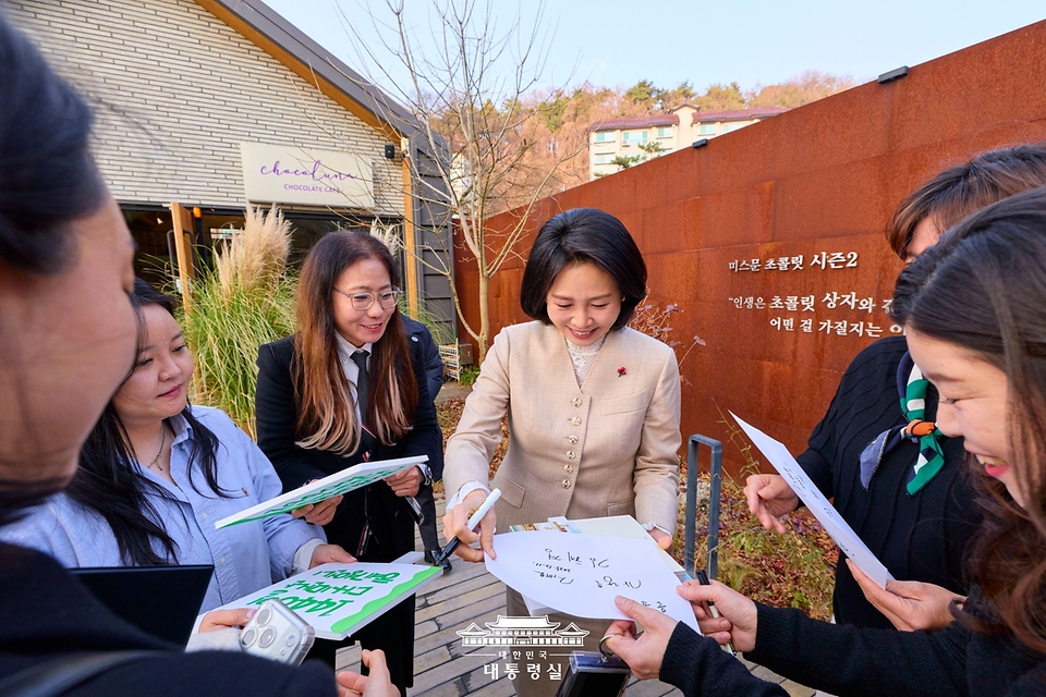 김혜경 여사가 지난 11일 충북 청주의 한 카페에서 ‘맘스캠프’ 회원들과 차담회를 갖고 육아와 여성 일자리 등 다양한 현안에 대해 소통하고 있다.