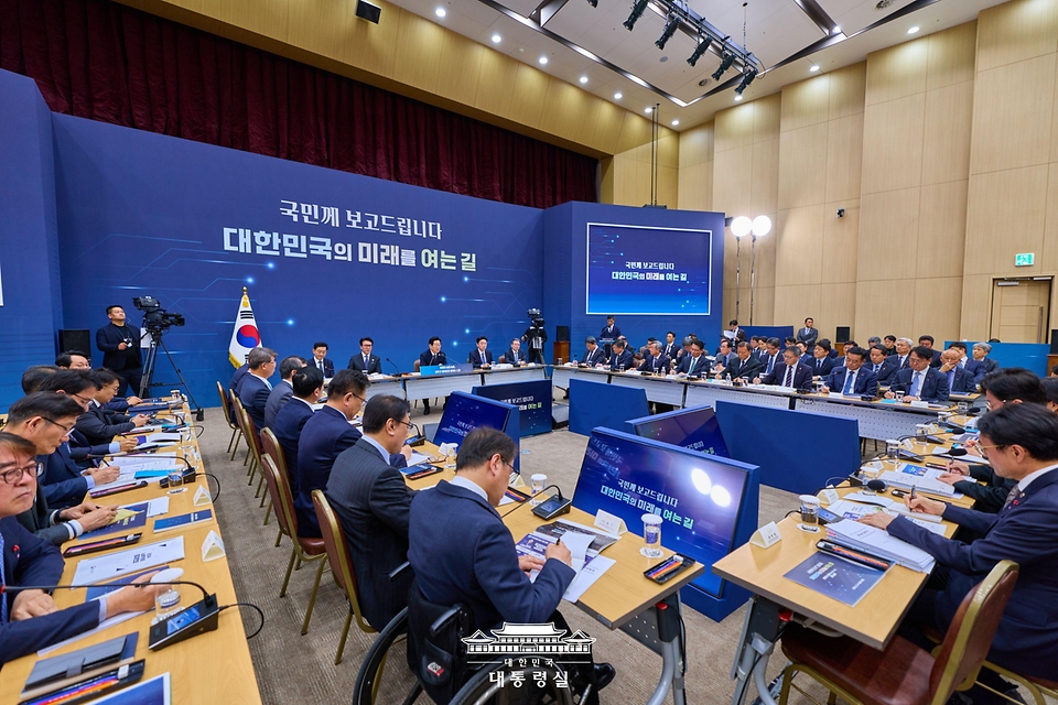 이재명 대통령이 11일 세종시 정부세종컨벤션센터에서 열린 '희망찬 농업·농촌, 모두가 행복하게 일하는 나라' 농림축산식품부(농촌진흥청·산림청)-고용노동부 업무보고에서 발언하고 있다.