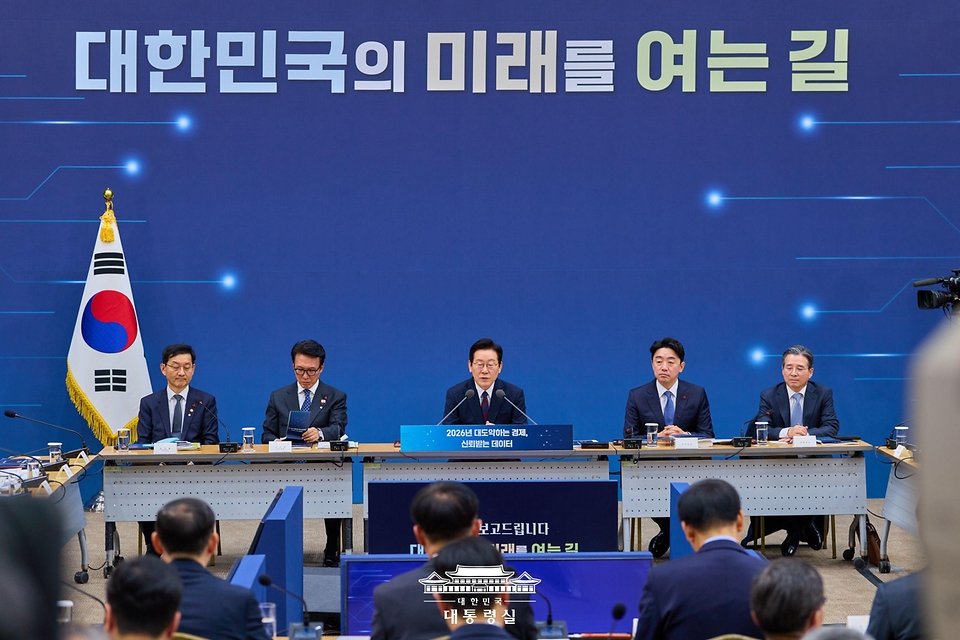 이재명 대통령이 11일 세종시 정부세종컨벤션센터에서 열린 '2026년 대도약하는 경제, 신뢰받는 데이터' 기획재정부(국세청·관세청·조달청)-국가데이터처 업무보고에서 발언하고 있다. 