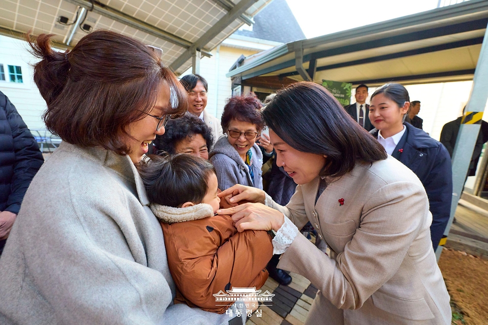 김혜경 여사가 11일 충북 청주시 쌍샘자연교회를 찾아 한 어린이와 인사를 나누고 있다.