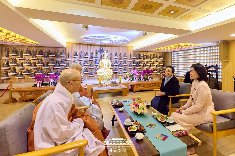 김혜경 여사가 14일 서울 종로구 조계사에서 통룬 시술릿 라오스 국가주석과 함께 공식 방한한 날리 시술릿 여사와 함께 조계종 기획실장 묘장 스님, 부주지 탄보 스님과 면담하고 있다. 