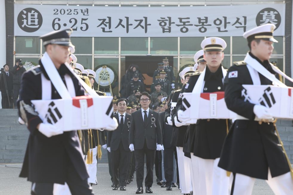 김민석 국무총리가 15일 동작구 서울현충원 현충관에서 열린 6.25 전사자 발굴 유해 합동봉안식에서 분향 및 영현 봉송을 따르고 있다.