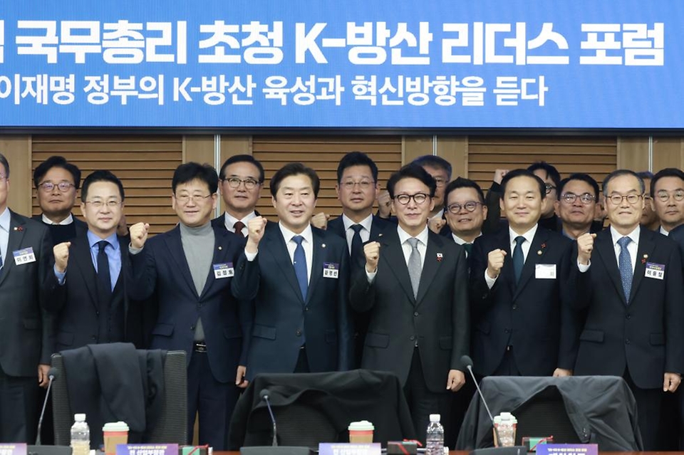 김민석 국무총리가 15일 여의도 국회 의원회관에서 열린 K-방산 리더스 조찬 포럼에서 인사말을 하고 있다.