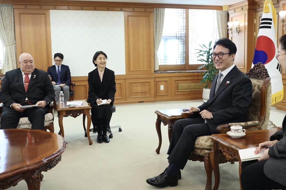 김민석 국무총리가 15일 세종대로 정부서울청사에서 사이아 마우 피우칼라 WHO 서태평양지역사무처 사무처장을 접견, 인사 및 환담을 나누고 있다.