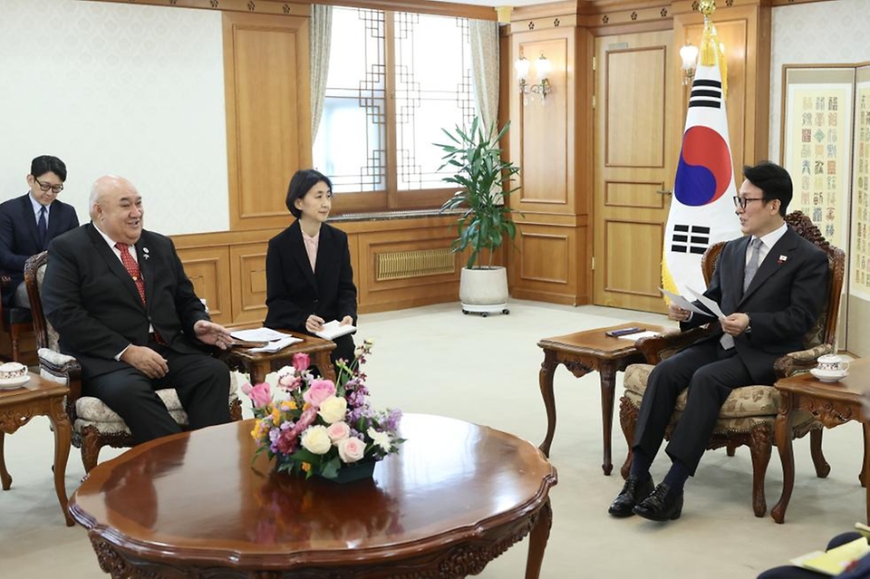 김민석 국무총리가 15일 세종대로 정부서울청사에서 사이아 마우 피우칼라 WHO 서태평양지역사무처 사무처장을 접견, 인사 및 환담을 나누고 있다.