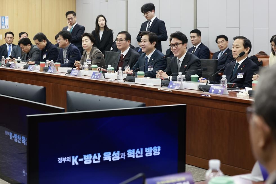 김민석 국무총리가 15일 여의도 국회 의원회관에서 열린 K-방산 리더스 조찬 포럼에서 인사말을 하고 있다.