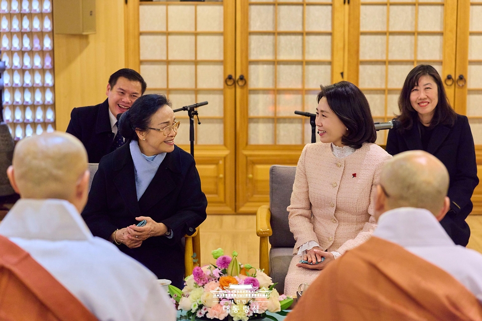 김혜경 여사가 14일 서울 종로구 조계사에서 통룬 시술릿 라오스 국가주석과 함께 공식 방한한 날리 시술릿 여사와 함께 조계종 기획실장 묘장 스님, 부주지 탄보 스님과 면담하며 대화하고 있다.
