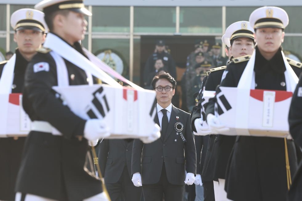 김민석 국무총리가 15일 동작구 서울현충원 현충관에서 열린 6.25 전사자 발굴 유해 합동봉안식에서 분향 및 영현 봉송을 따르고 있다.