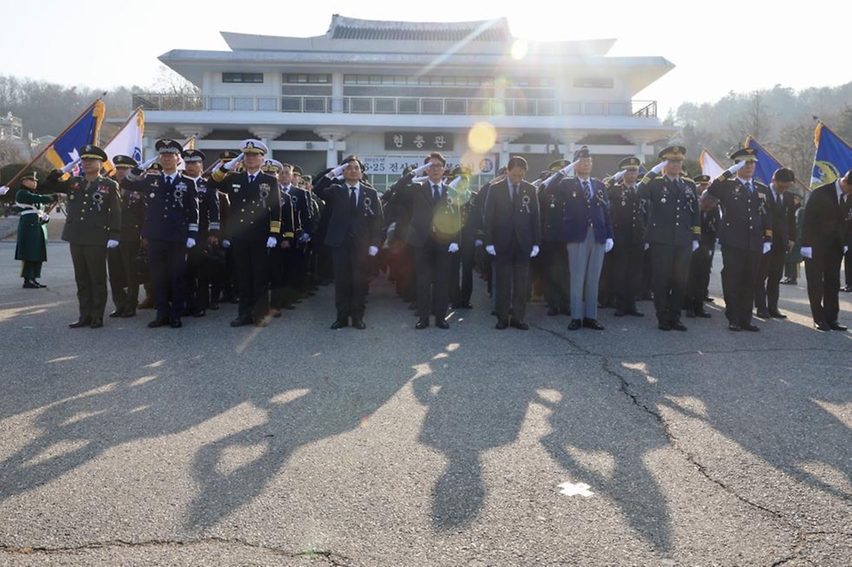 김민석 국무총리가 15일 동작구 서울현충원 현충관에서 열린 6.25 전사자 발굴 유해 합동봉안식에서 분향 및 영현 봉송을 따르고 있다.