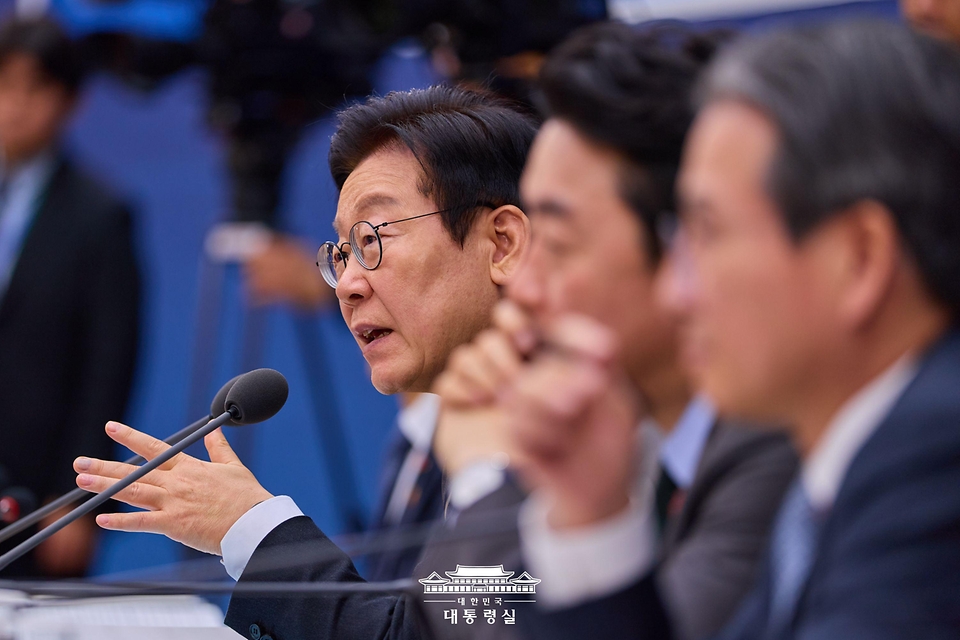 이재명 대통령이 12일 세종시 정부세종컨벤션센터에서 열린 국토교통부 업무보고에서 발언하고 있다.