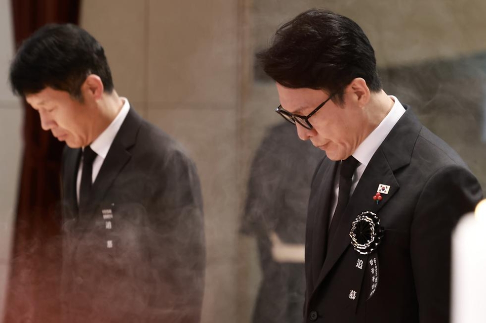 김민석 국무총리가 15일 동작구 서울현충원 현충관에서 열린 6.25 전사자 발굴 유해 합동봉안식에서 분향 및 영현 봉송을 따르고 있다.