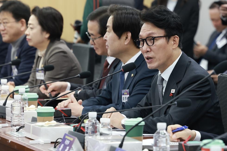 김민석 국무총리가 15일 여의도 국회 의원회관에서 열린 K-방산 리더스 조찬 포럼에서 인사말을 하고 있다.