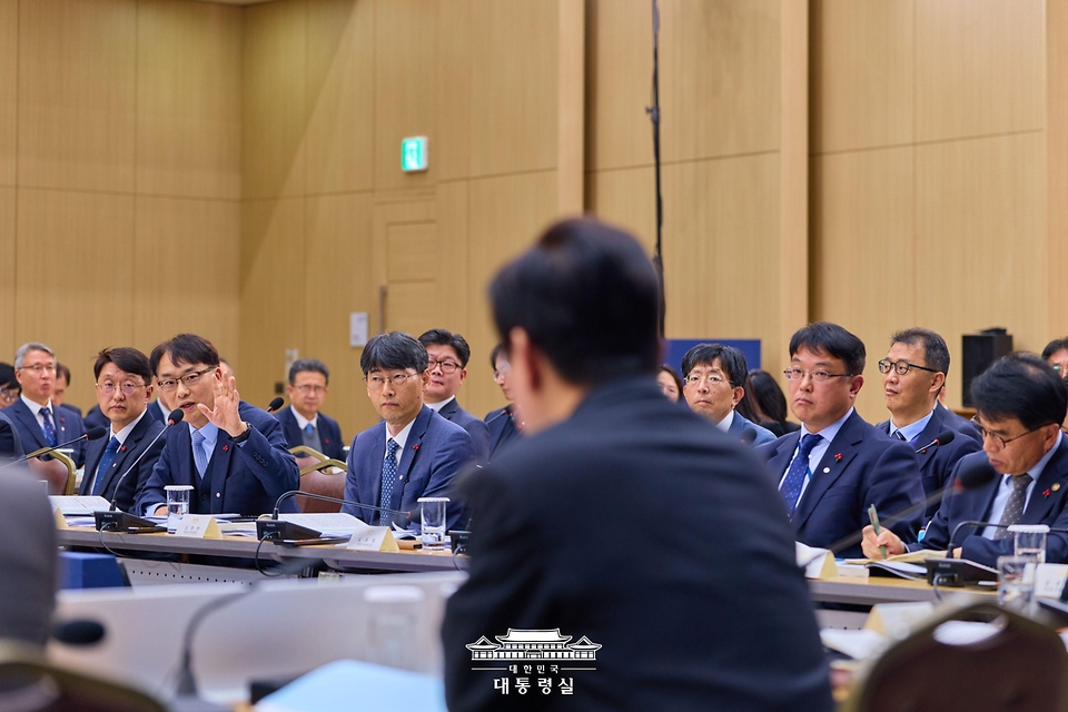 이재명 대통령이 12일 세종시 정부세종컨벤션센터에서 열린 과학기술정보통신부·개인정보보호위원회 업무보고를 주재하고 있다.