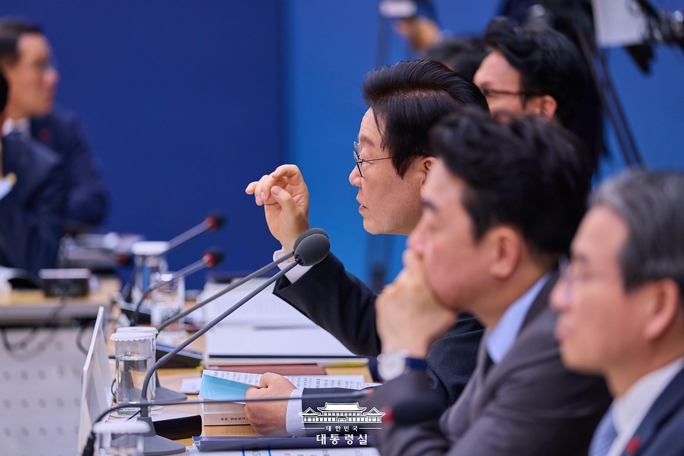 이재명 대통령이 12일 세종시 정부세종컨벤션센터에서 열린 국토교통부 업무보고에서 발언하고 있다.