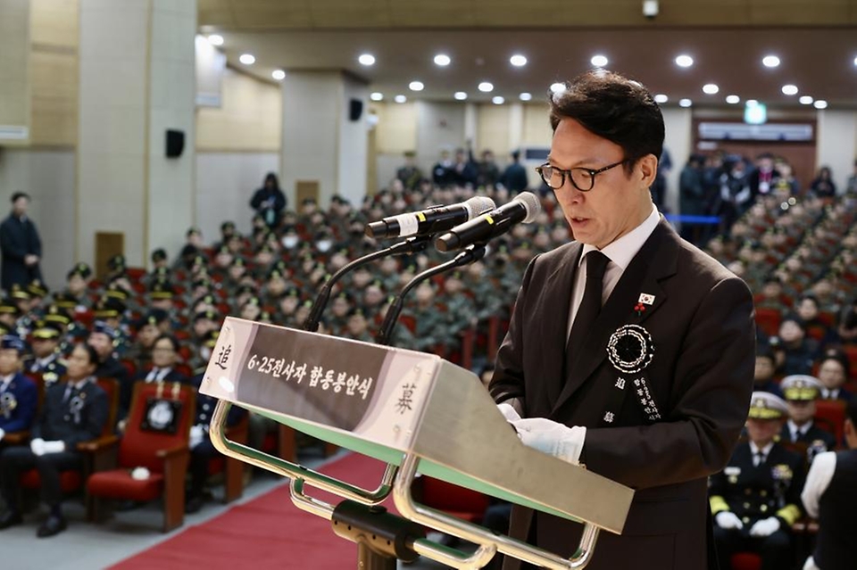 김민석 국무총리가 15일 동작구 서울현충원 현충관에서 열린 6.25 전사자 발굴 유해 합동봉안식에서 분향 및 영현 봉송을 따르고 있다.