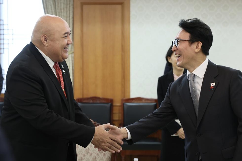 김민석 국무총리가 15일 세종대로 정부서울청사에서 사이아 마우 피우칼라 WHO 서태평양지역사무처 사무처장을 접견, 인사 및 환담을 나누고 있다.