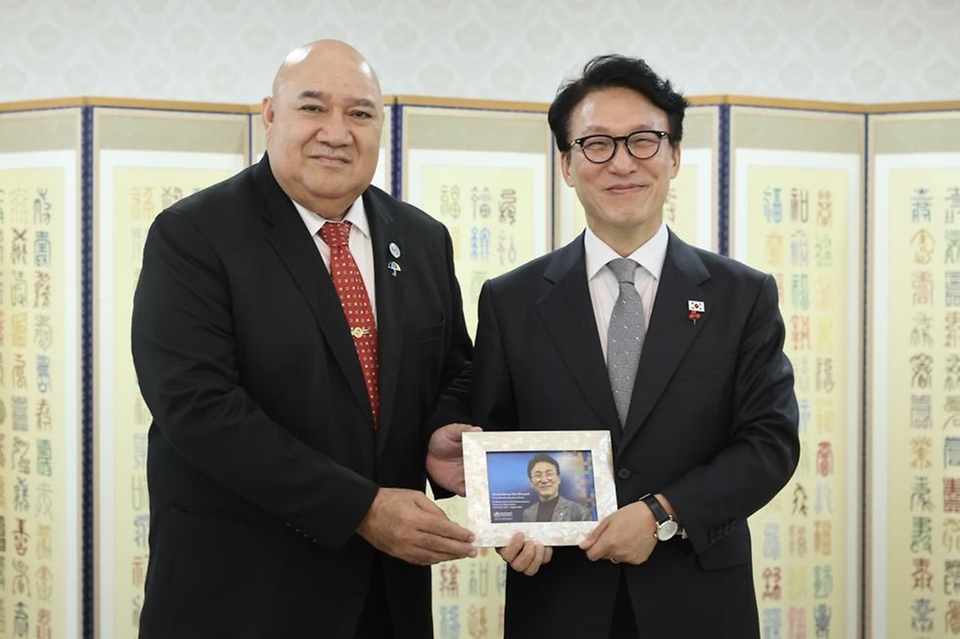 김민석 국무총리가 15일 세종대로 정부서울청사에서 사이아 마우 피우칼라 WHO 서태평양지역사무처 사무처장을 접견, 인사 및 환담을 나누고 있다.