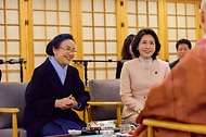김혜경 여사가 14일 서울 종로구 조계사에서 통룬 시술릿 라오스 국가주석과 함께 공식 방한한 날리 시술릿 여사와 함께 조계종 기획실장 묘장 스님, 부주지 탄보 스님과 면담하고 있다.
