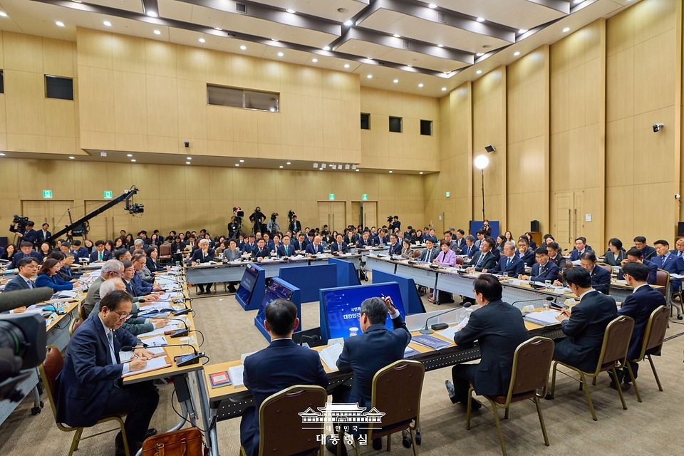 이재명 대통령이 12일 세종시 정부세종컨벤션센터에서 열린 교육부·국가교육위원회·법제처 업무보고에서 발언하고 있다.