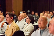 김혜경 여사가 12일 서울 중구 반얀트리 클럽앤스파에서 열린 불교지도자 초청 국민화합 기원 송년만찬에 참석해 있다. 

