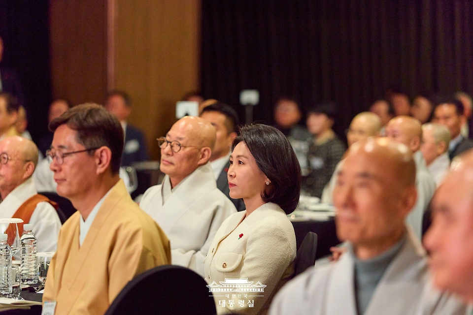 김혜경 여사가 12일 서울 중구 반얀트리 클럽앤스파에서 열린 불교지도자 초청 국민화합 기원 송년만찬에 참석해 있다. 

