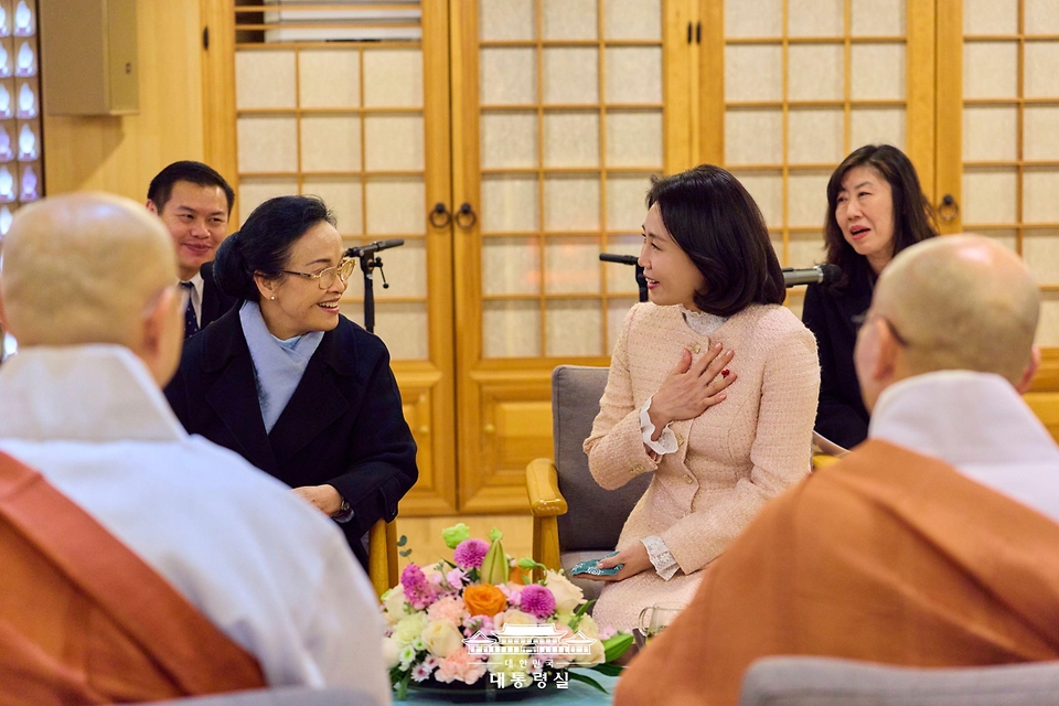 김혜경 여사가 14일 서울 종로구 조계사에서 통룬 시술릿 라오스 국가주석과 함께 공식 방한한 날리 시술릿 여사와 함께 조계종 기획실장 묘장 스님, 부주지 탄보 스님과 면담하며 대화하고 있다.