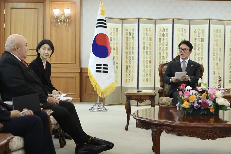 김민석 국무총리가 15일 세종대로 정부서울청사에서 사이아 마우 피우칼라 WHO 서태평양지역사무처 사무처장을 접견, 인사 및 환담을 나누고 있다.