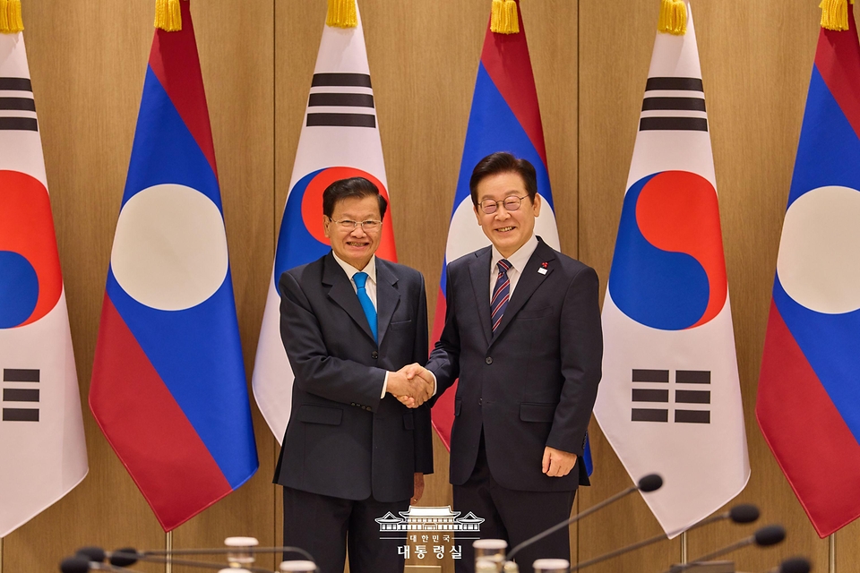 이재명 대통령과 통룬 시술릿 라오스 국가주석이 15일 서울 용산 대통령실에서 열린 한-라오스 정상회담에서 기념촬영을 하고 있다.