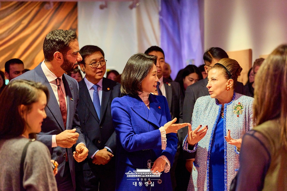 김혜경 여사가 15일 서울시립미술관에서 한-UAE 공동기획 전시 '근접한 세계'를 관람하고 있다.