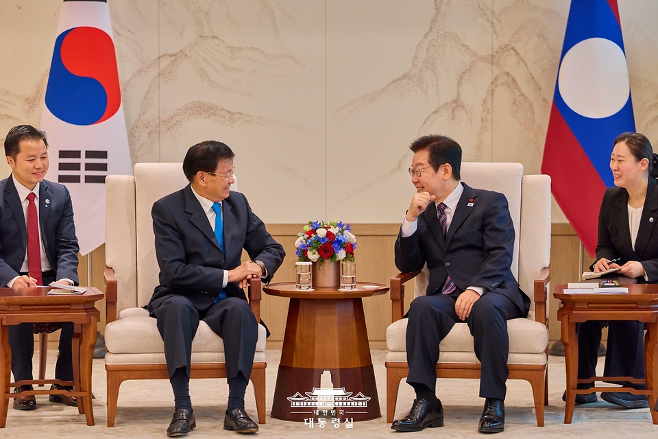 이재명 대통령과 통룬 시술릿 라오스 국가주석이 15일 서울 용산 대통령실에서 한-라오스 소인수 정상회담을 하고 있다.